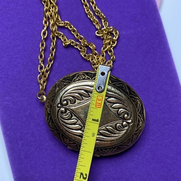 Vintage Locket Gold-Tone Ornate Oval Locket Necklace Floral Engraved Pendant - Picture 8 of 8